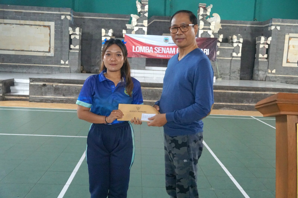 Wabup Suiasa Buka Lomba Senam Garbasari Desa Ungasan